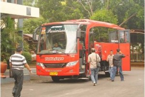 nampak bus yang akan memberangkatan pansus raperda dalam rangka studi banding terparkir di halaman gedung DPRD